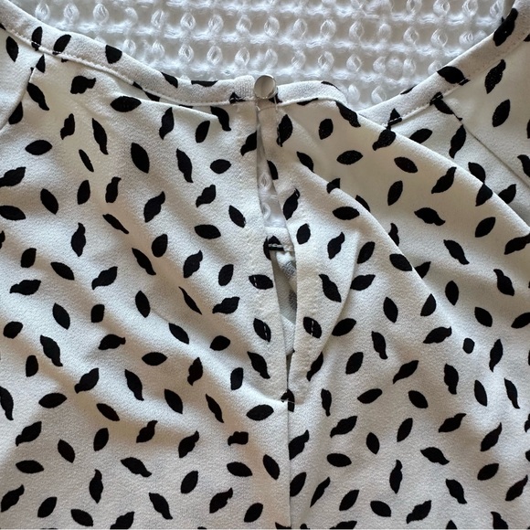 H&M Blouse Women’s Size S White Black Dot Print Flutter Cap Sleeve Lightweight - Picture 7 of 10
